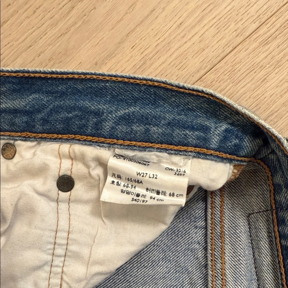 Distressed Levi’s Blue Women's Jeans - Picture 3 of 3